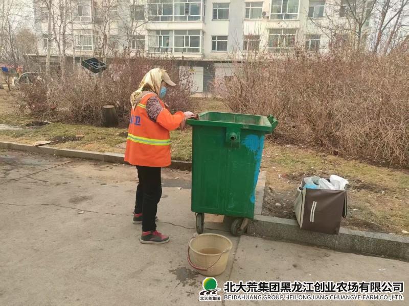 清洗垃圾桶.jpg