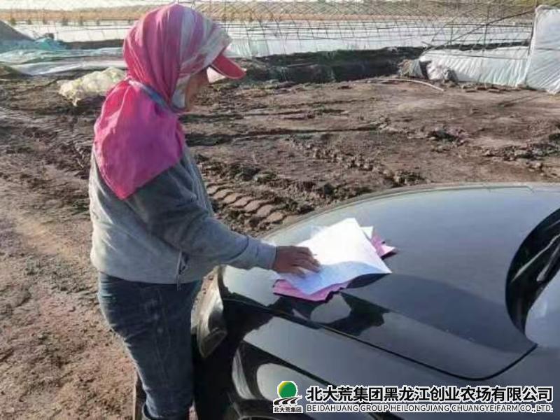 到田间地头发放反有组织犯罪法宣传单.jpg 到田间地头发放反有组织犯罪法宣传单.jpg